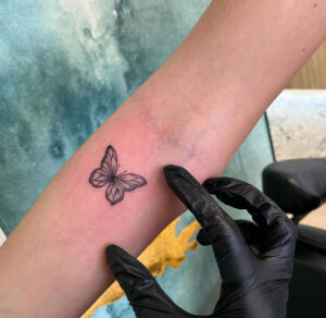 Tatuaje de linea fina en roquetas de mar