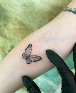 Tatuaje minimalistas en roquetas de mar